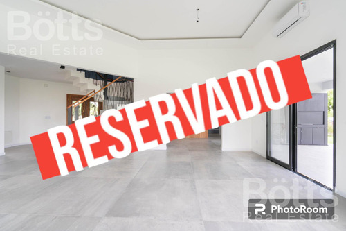 Venta Exclusiva Casa Con Dependencia Parrilla Pileta Fondo A La Laguna