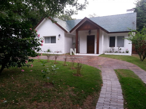 Gran Casa Ubicada En La Zona Del Golf, Punta Del Este.- Ref: 2157
