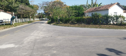 Terreno Totalmente Plano E Próximo Ao Estádio De Futebol Do Sampaio Correia
