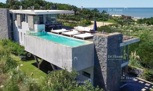 Moderna Casa De Lujo Amoblada Con Piscina Climatizada Y La Mejor Vista Al Mar En Punta Piedras