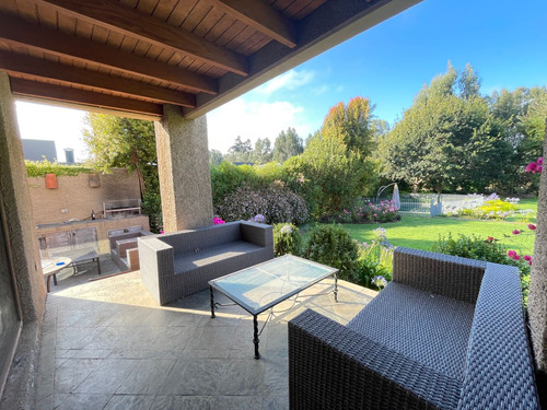 Casa Con Gran Jardín Formado En Dos Sitios