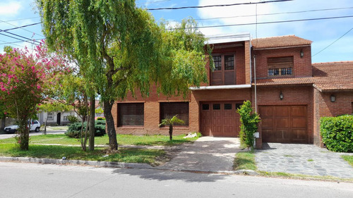 Casa En Venta - 4 Dormitorios 3 Baños - Galeria Con Parrilla - 200mts2 - Mar Del Plata