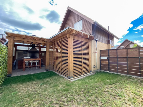 Arriendo De Hermosa Casa Amoblada En Condominio Los Encinos.