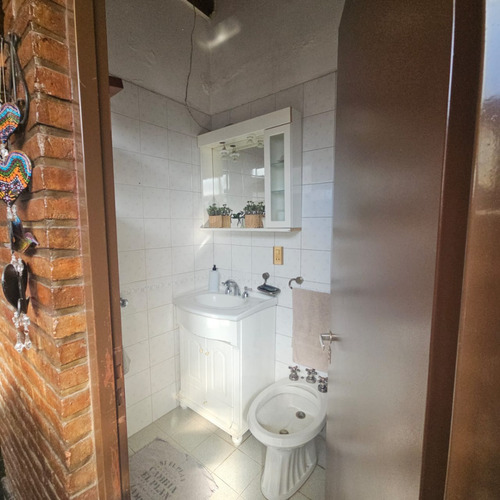 Excelente Chalet De 4 Amplios Ambientes Sobre Lote De 12,99 X 51, Con Garage Cubierto Para 3 Autos, Galeria Con Parrilla, Fondo Y Quincho. Excelente Estado. Nuevo Valor