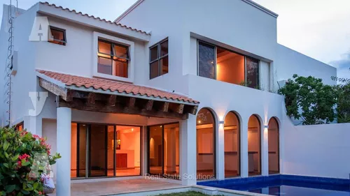 Casa En Venta, 4 Recámaras, Frente Canal, Isla Alegre, Isla Dorada, Zona  Hotelera Cancún | Metros Cúbicos