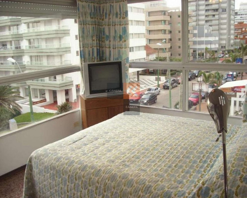 Precioso Apartamento Con Vista Al Puerto De Punta Del Este, Ubicado En La Peninsula.- Ref: 1386