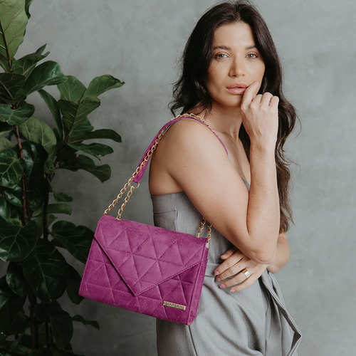 Bolsa feminina baú espaçosa modelo envelope com alça transversal de corrente cor violeta roxo