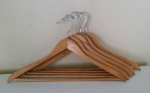 Ganchos De Madera Para Ropa 10 Ganchos X El Precio Publicado (Usado)