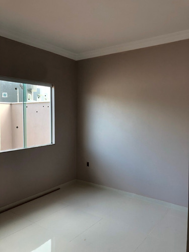 Imagem 5 de 17 de Ótima Casa Linear, De 03 Quartos, Sendo 01 Suíte, Sala Ampla Em Dois Ambientes, 01 Banheiro Social, Cozinha, Área De Serviço, E 02 Vagas De Garagens. - 863 - 69399334