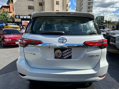 Imagen 3 de 8 de Toyota Fortuner Dubai Vxr Blanco 2023