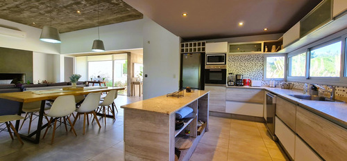 Casa A La Venta En Cul De Sac En Area Residencal 1, Barrio Costa Esmeralda, Venta Equipada.