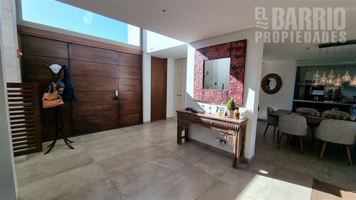 Casa En Venta De 5 Dorm. En Las Brisas