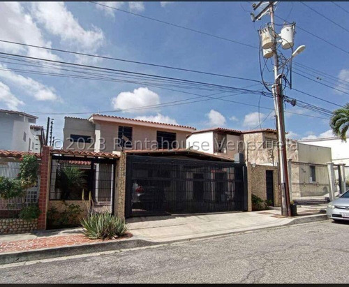 Casas En Venta Barici Moderna Totalmente Remodelada Cuenta Con 360 Metros De Terreno Y 225 Metros De Construccion Con Tanque Subterraneo De 30.000 Lts. Zona Este Barquisimeto Lara Daniela Linarez