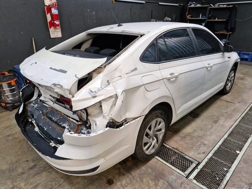 Volkswagen Virtus -chocado-