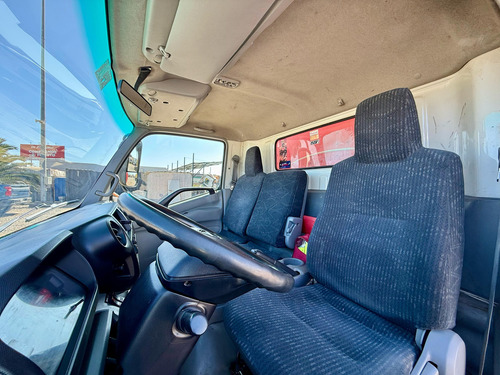 2017 Camión Hino Xzu 8.5 Sl Con Furgon Cerrado Y Plataforma
