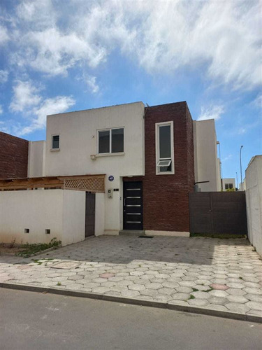 Se Vende Amplia Vivienda En San Joaquin, La Serena 