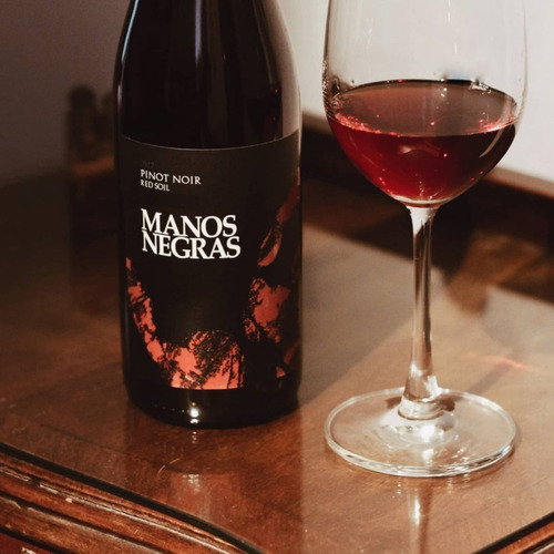 Imagen 2 de 10 de Vino Manos Negras Red Soil Pinot Noir Caja X 6 X 750ml.