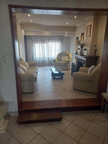 Casa En Venta - 3 Dormitorios 2 Baños - Cochera - 1.600mts2 - Esteban Echeverría