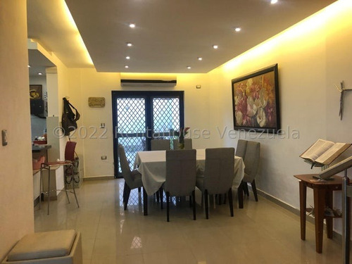 Hermosa Y Bella Casa De Niveles Con Detalles En Escayola, Estilo Moderno Con Cocina , Con Tope De Siliestone , Baños Modernos ,ubicada En Zona Tranquila, Conjunto Exclusivo Y Entablillado Con Patio, Z
