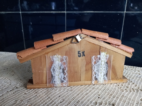 Casita De Madera Con Tejas Francesas Para Decoración P/jugar (Usado)