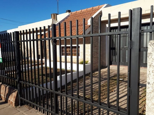 Casa De Tres Dormitorios En Barrio Chateau Carreras, Córdoba