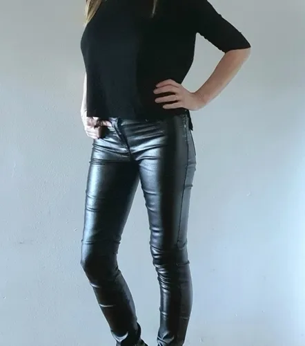Pantalon engomado brilloso sale