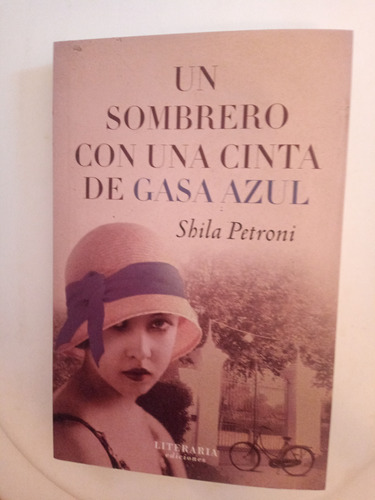 Un Sombrero Con Una Cinta De Gasa Azul - S. Petroni