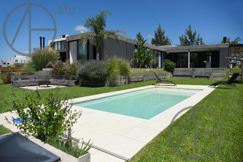 Casa En Venta 4 Ambientes En Naudir Escobar
