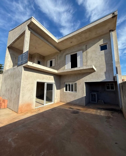 Sobrado Com 2 Suítes À Venda