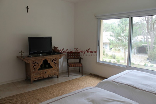 Venta Casa En Laguna Blanca , Manantiales 4 Dormitorios - Ref: 18844