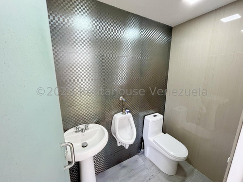 Casa Remodelada En Venta En Macaracuay Caracas Parrillera Psicina 3 Plantas Terraza Privada