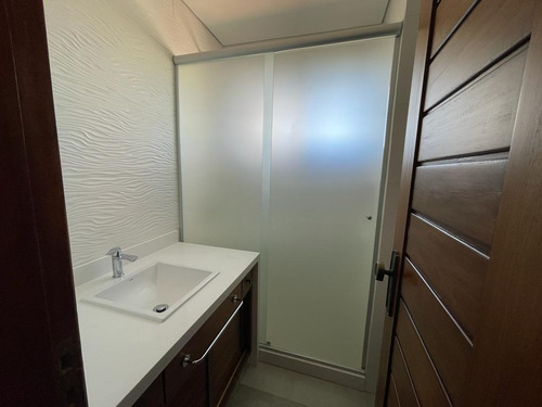 Alquiler De Casa 4 Dormitorios En Suite, 2 Dormitorios De Servicio, Garage Para 4 Autos, Fondo Con Piscina. Carrasco