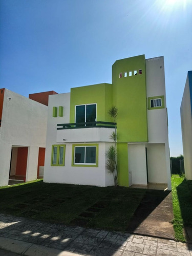 Imagen 1 de 12 de Casa Con Recamara En Planta Baja