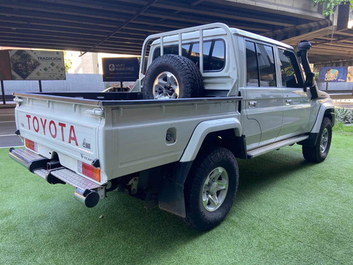 Imagen 4 de 11 de Toyota Land Cruiser Pickup Hembrita 2021