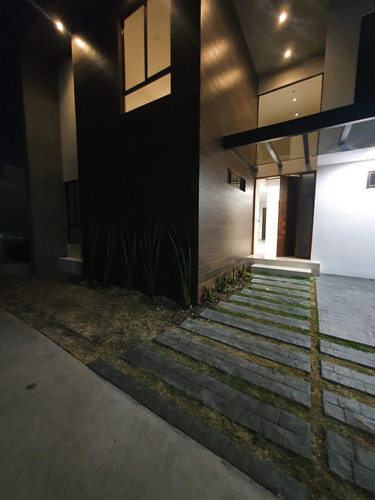 La Vista Residencial, 4ta Recamara En Pb, 4 Baños Completos, Jardín..
