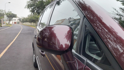 Imagen 6 de 17 de Ssangyong Rodius Color Guinda