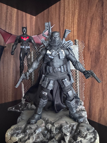 Batman Grim Knight Mezco 1:12 Collective (Usado)