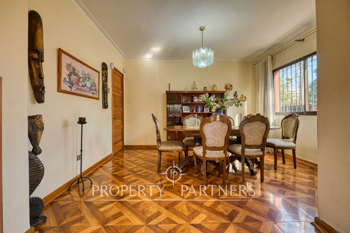 Casa Amplia Y Bien Ubicada En Ñuñoa Con Gran Poten...