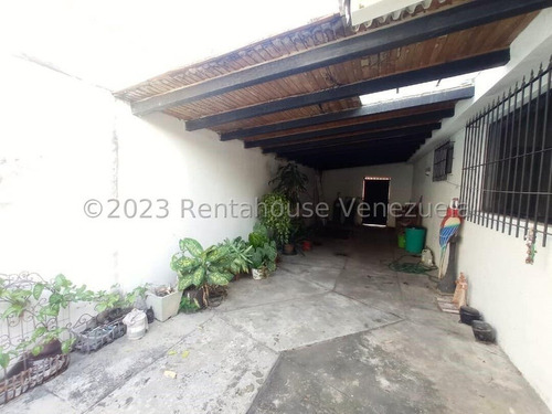 Julio Latouche 24-7529 Casa En Venta Trigal Sur Valencia, Amplia, Cómoda, Totalmente Re-modelada, Tanque Subterráneo