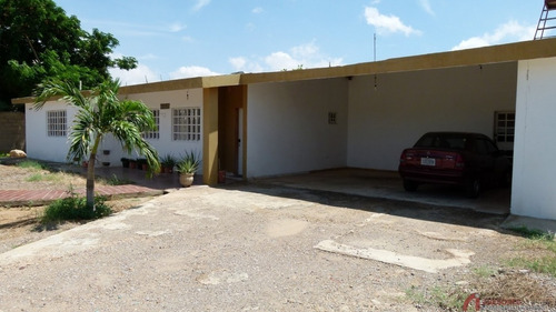Imagen 4 de 13 de Casa ( Amplio Terreno) Ubicada En La Av. Ollarvides De La Puerta Maraven.