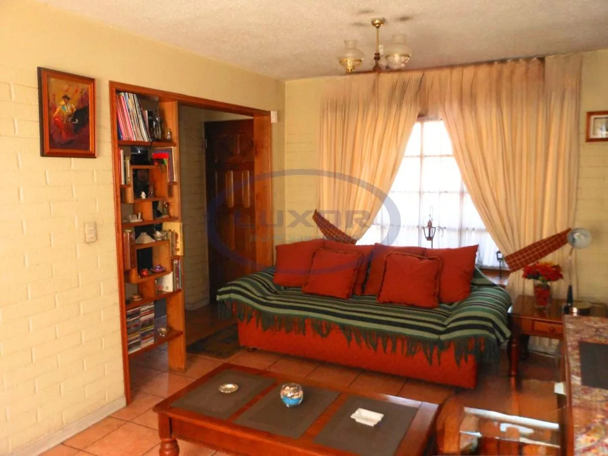 Imagen 2 de 10 de Amplia Casa De 3 Pisos En Venta En Excelente Sector