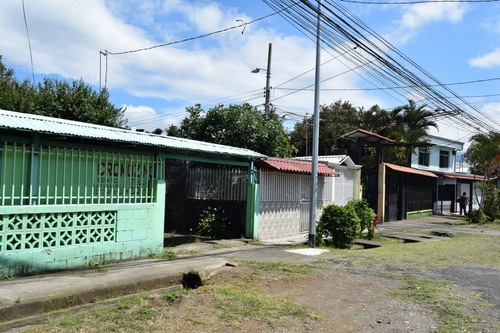 Imagen 12 de 20 de Venta De Casa En Moravia, Sobre Calle Principal Y Está Cerca Centro Moravia.