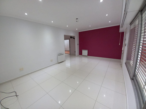 Casa En Venta De 5 Ambientes Con Cochera, Jardín Y Quincho