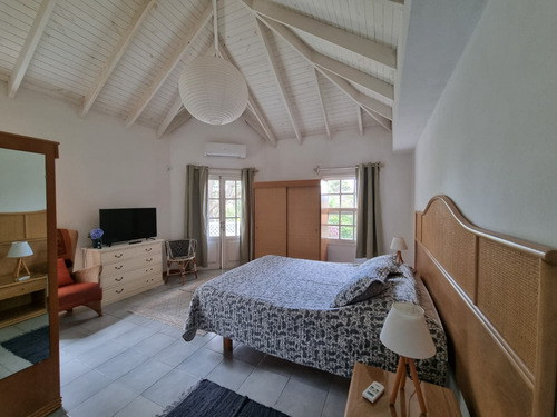 Imagen 9 de 17 de Casa Con Piscina Climatizada Y Cerrada En La Barra .5 Dor 12 Personas Parrillero Techado Cerrado:aire En Cada Cuarto Toda Cercada A 3 Del Mar. Por Favor Por Whatsapp.