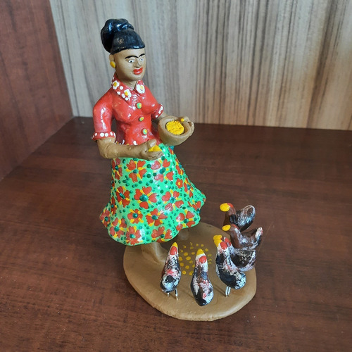 Imagem 3 de 7 de Mulher Alimentando As Galinhas Artesanato Caruaru