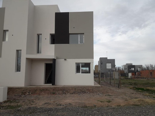 Imagen 7 de 15 de Se Vende Casa En B La Castellan 2 Dor