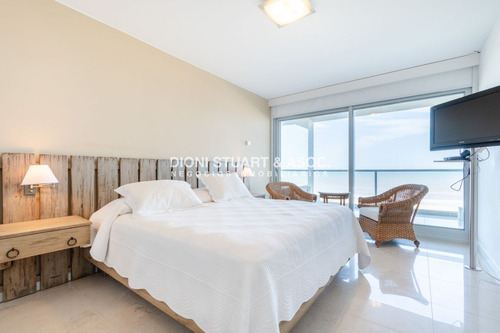 Moderno Apartamento Sobre Playa Brava En Torre Le Parc, Cuenta Con Dos Dormitorios Más Dependencia De Servicio. Punta Del Este