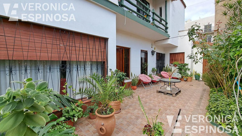 Casa En Venta En Villa Luzuriaga, 5 Ambientes