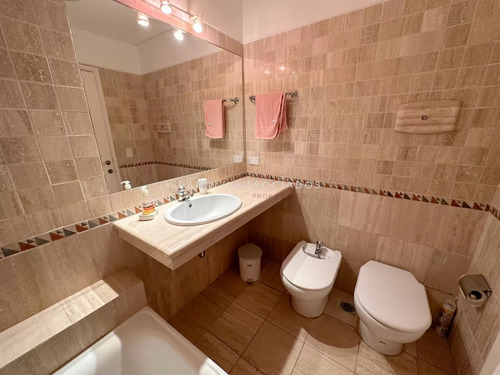 Apartamento En Venta En Primera Linea De Brava De 3 Dormitorios Edificio Arenas Blancas, Punta Del Este.