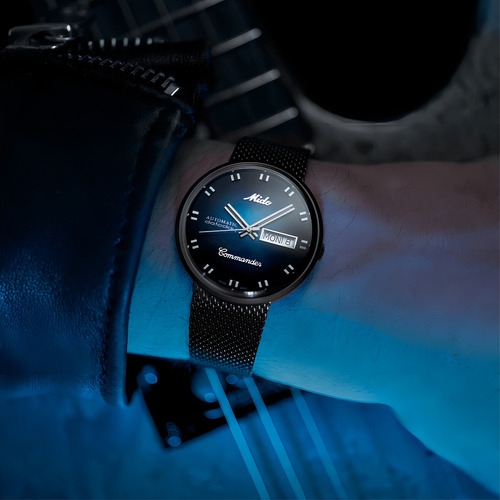 Relógio Mido Commander Shade Preto Automático M842932511 Fundo Azul